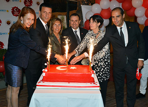 Cumhuriyet Coşkusu Küçük Kulüp'te