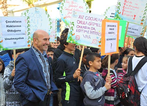 BAŞKAN SOYER ÇOCUKLARLA BİRLİKTE YÜRÜDÜ