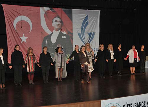 Kadına şiddete, tiyatrolu hayır