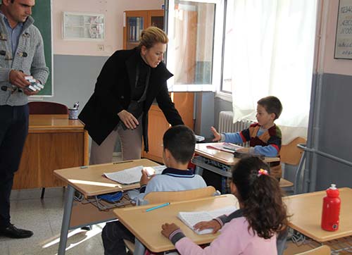 BAŞKAN UYAR'DAN ÖĞRENCİLERE KIRTASİYE MALZEMESİ