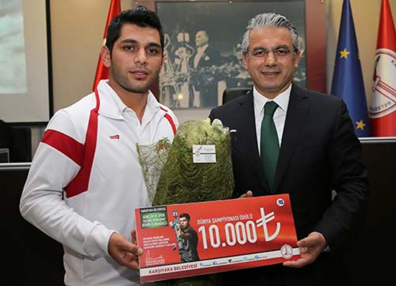 Karşıyaka Belediyesinden şampiyona ödül