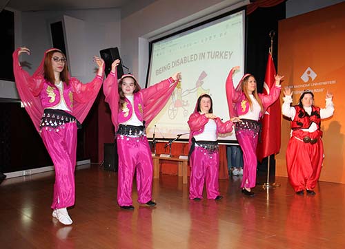 TÜRKİYEDE ENGELLİ ÇOCUK OLMAK ZOR İŞ!