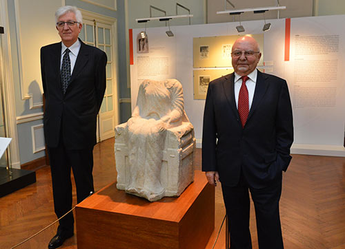 Antik Anadolunun tanıkları Arkasta