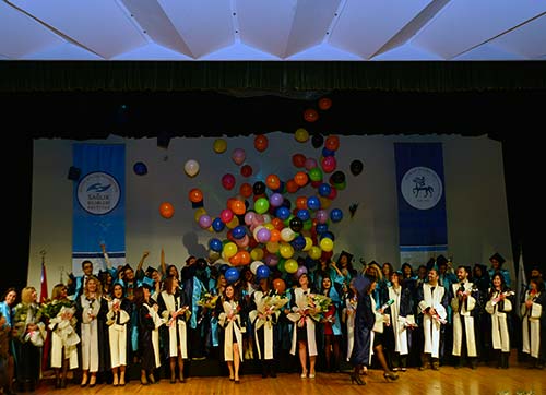 DEÜ SAĞLIK BİLİMLERİ ENSTİTÜSÜ MEZUNLARINI UĞURLADI