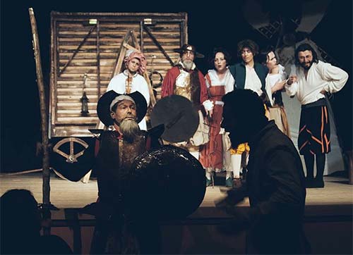 Cervantes'in eşsiz romanı Don Kişot tiyatro sahnesinde