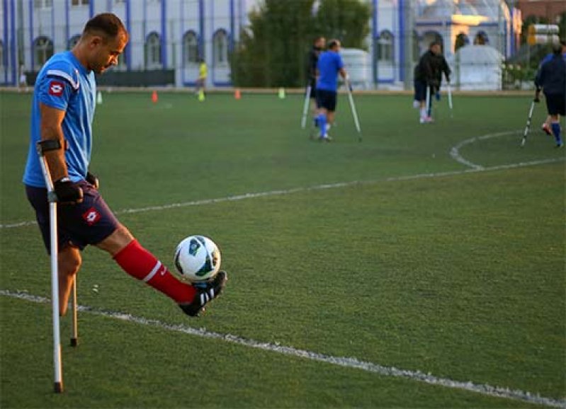Tek bacakla futbol mu oynanır?