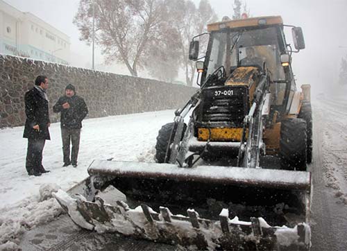 Bornovanın yüksek yerlerinde karla mücadele