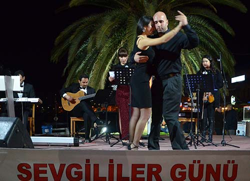 FOÇADA SEVGİNİN DİLİ DANS OLDU !