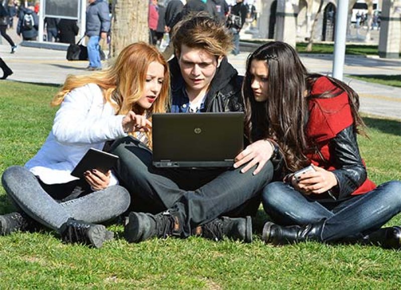 İzmir meydanlarına kablosuz internet keyfi