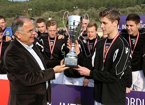 Vitesse'nin şampiyonluk kupasını Başkan Bakıcı verdi