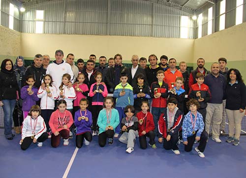 Minik tenisçilerin kupa heyecanı