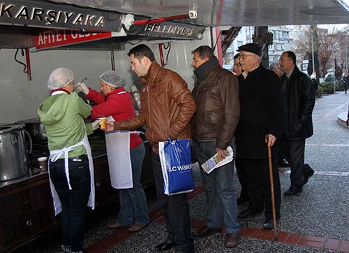 Belediyeden duraklara çorba servisi