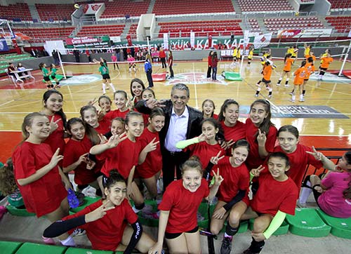 Minik voleybolcular şenlikte buluştu