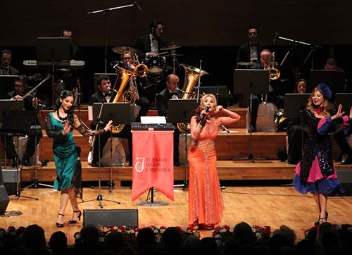 KARANTİNALI DESPİNA KARŞIYAKA BOSTANLI SUAT TAŞER TİYATROSUNDA