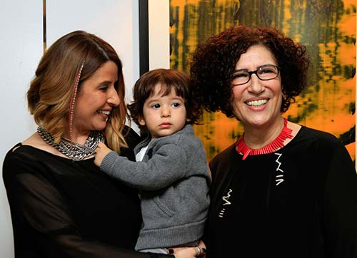 Analı kızlı sergi