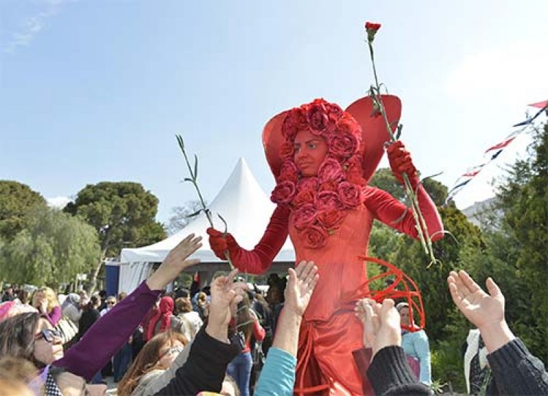 Birlikte, ele ele, kol kola...