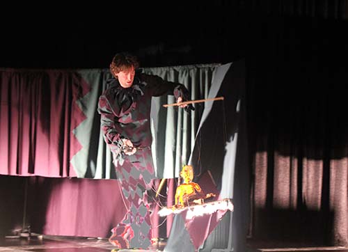 Karabağlarlı çocuklar kukla gösterileriyle eğlendi