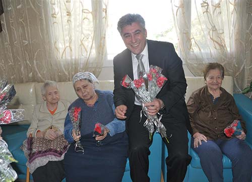 Yaşlılar Haftasında yaşlılara karanfil