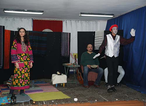 Tiyatro okula girdi öğrenciler sevindi