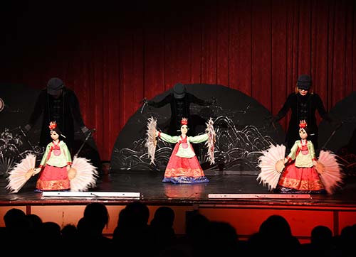 KUKLA ŞEHRİ ALİAĞADA SAHNELENDİ