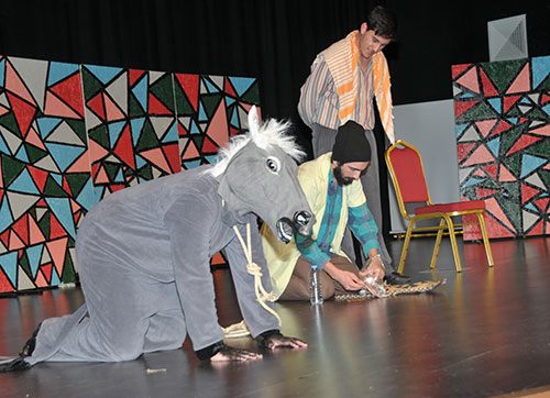 Eşeğin Gölgesi oyunu Güzelbahçede sahnelendi