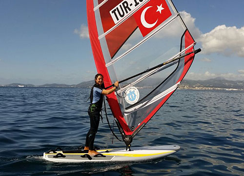MİLLİ SÖRFÇÜ DİLARA, OLİMPİYATLARA YELKEN AÇACAK