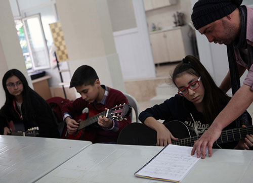 Geleceğin gitaristleri Bayraklıda yetişiyor