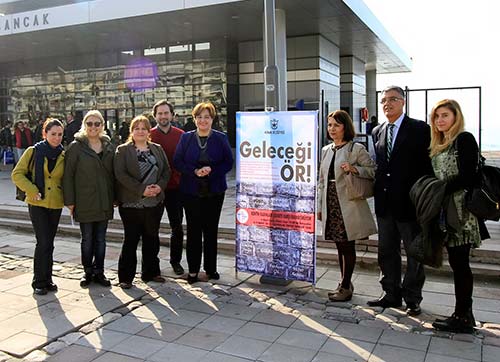 Kadınlar şiddete karşı duvar örüyor