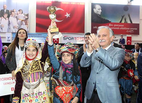 Bayraklıda Zeybekler yarışı