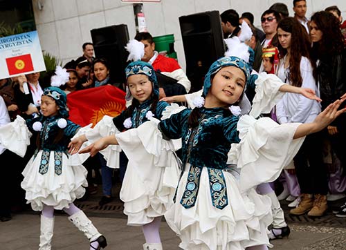 Dünya çocukları Karşıyakada