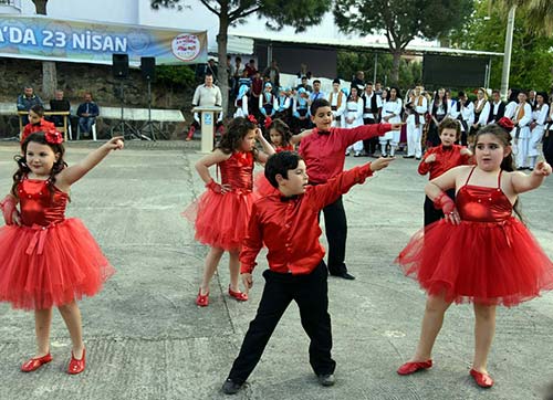 23 NİSAN ALİAĞADA 3 GÜN SÜREN ETKİNLİKLERLE KUTLANDI