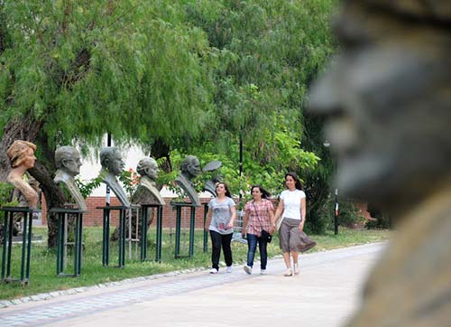 Kampüse veda ettiler