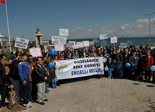 Otizme dikkat çekmek için yürüdüler