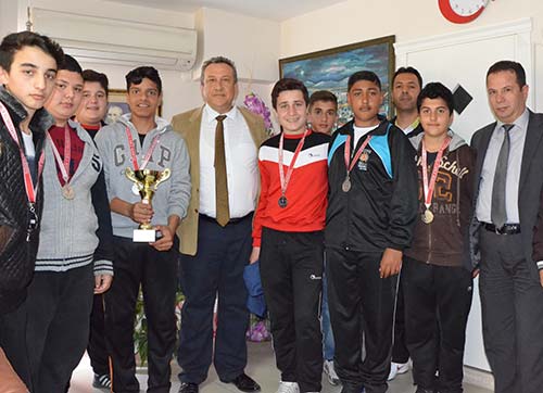 Dikiliye kupa yağıyor