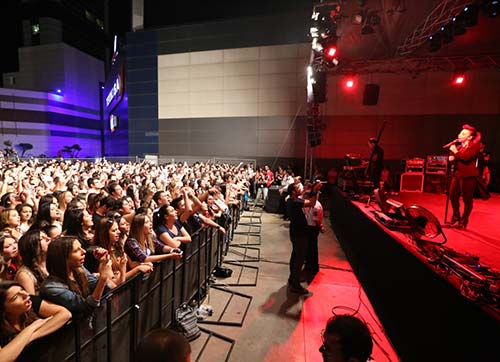 Model ile şenlendiler!