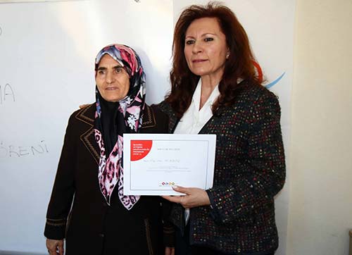 Acısını yüreğine gömdü, okuma yazma öğrendi