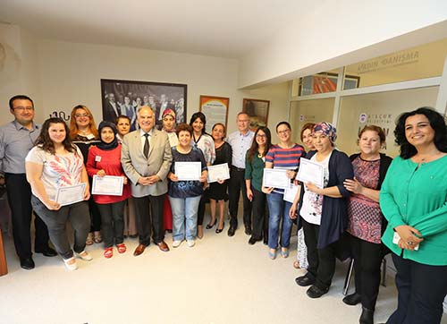 Kadınlar sertifikalarını törenle aldı