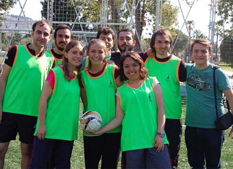 Erkekler ortaladı, kızlar bombaladı