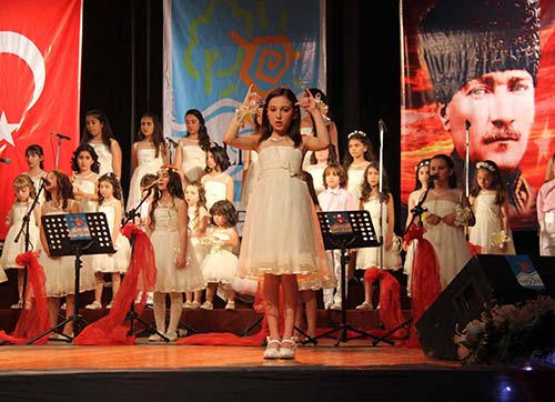 Narlıdere Belediyesi çocuk korosundan bir ilk