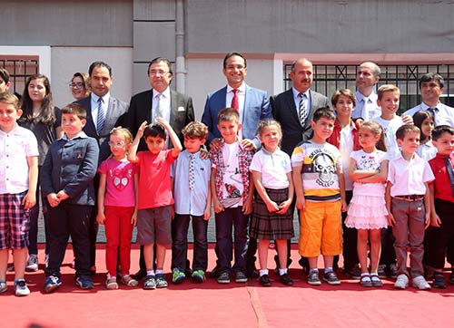 Mezun olduğu ilkokulda karne dağıttı