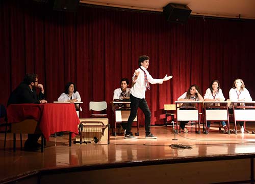 AH ŞU GENÇLER ALİAĞADA SAHNELENDİ