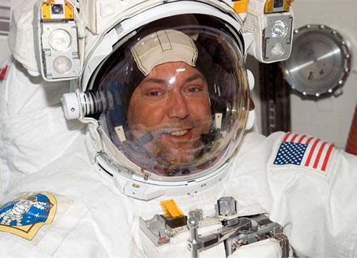 OTUZ İKİ SAAT UZAY YÜRÜYÜŞÜ YAPAN ASTRONOT UZAY KAMPI'NA GELİYOR