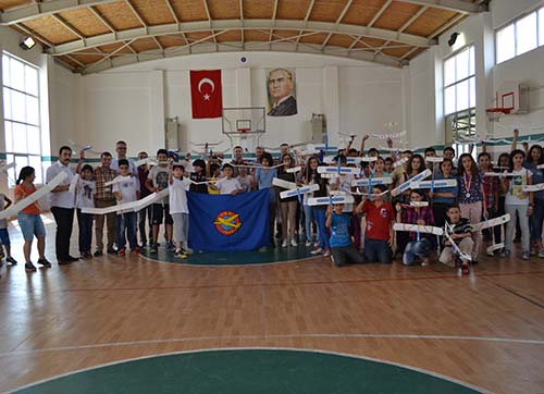 DÜNYA KOLEJİNDE MODEL UÇAK YARIŞMASI