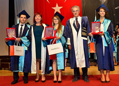 GENÇ HEMŞİRELERİN MEZUNİYET SEVİNCİ