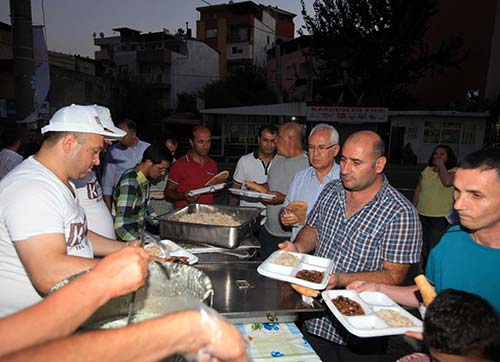 Karabağlarda 5 farklı yerde Ramazan sofrası