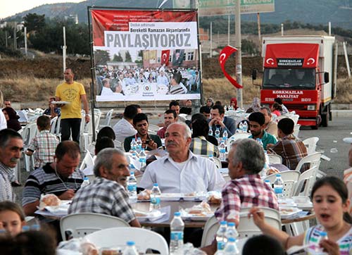 Gaziemirde Halil İbrahim sofraları