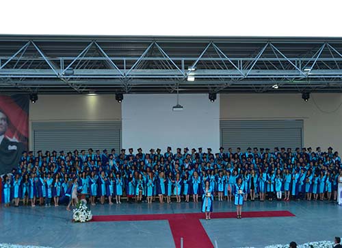 DEÜ EDEBİYAT FAKÜLTESİ KEP ATMA SEVİNCİ YAŞADI