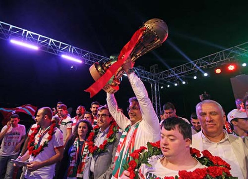 Yer Yeşil, Gök Kırmızı