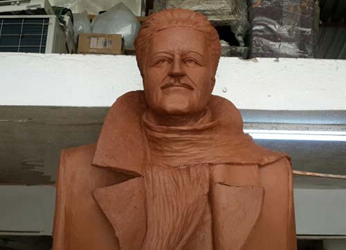 Bucaya Nazım Hikmet heykeli