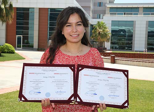 İzmirli Seray 4 yıl okudu, çifte mühendis oldu